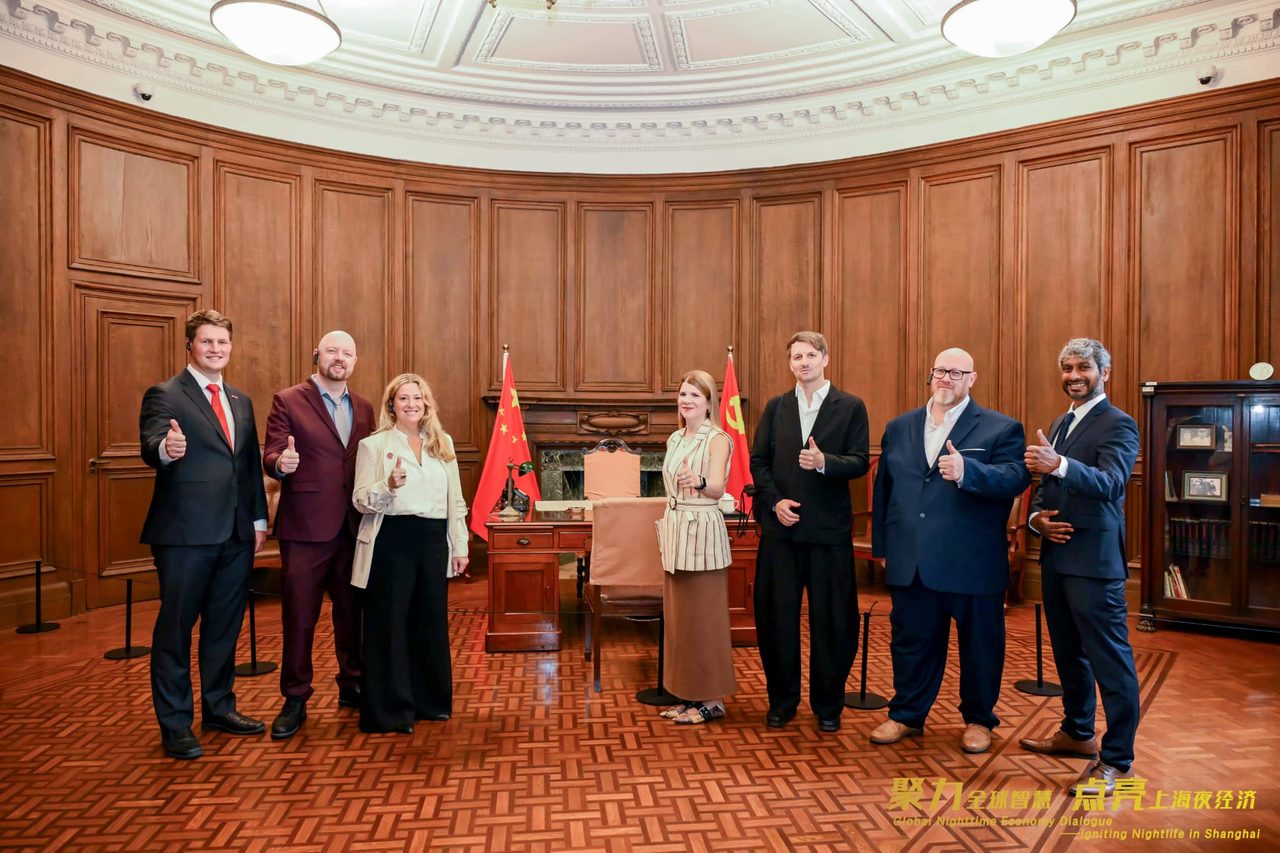 G2C co-founder Merlijn Poolman with the international nightlife delegation and the Chinese flag at the Global Nighttime Economy Dialogue in Shanghai